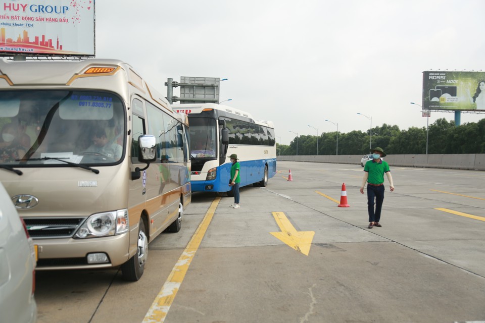 Nhiều phương tiện chưa nắm được th&ocirc;ng tin tiến h&agrave;nh d&aacute;n thẻ thu ph&iacute; kh&ocirc;ng dừng ngay trước khi qua trạm.