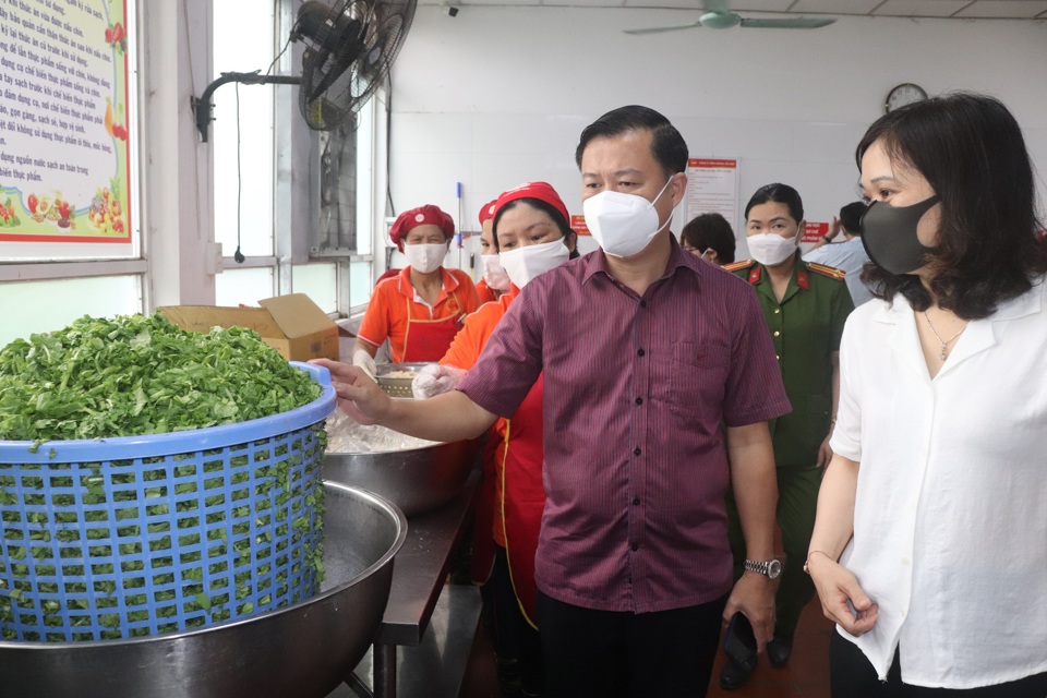 Chi cục trưởng Chi cục ATVSTP H&agrave; Nội Đặng Thanh Phong kiểm tra ATTP tại bếp ăn tập thể trường Tiểu học L&ecirc; Văn T&aacute;m, quận Hai B&agrave; Trưng.
