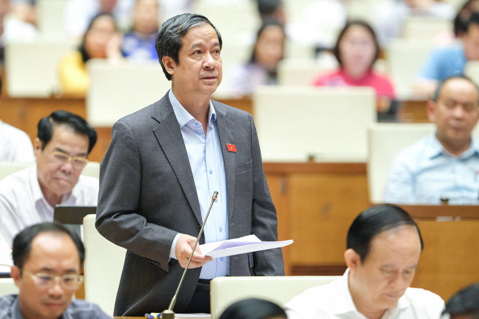 Bộ trưởng Bộ GD&ĐT Nguyễn Kim Sơn phát biểu tại phiên họp. Ảnh: Quochoi.vn