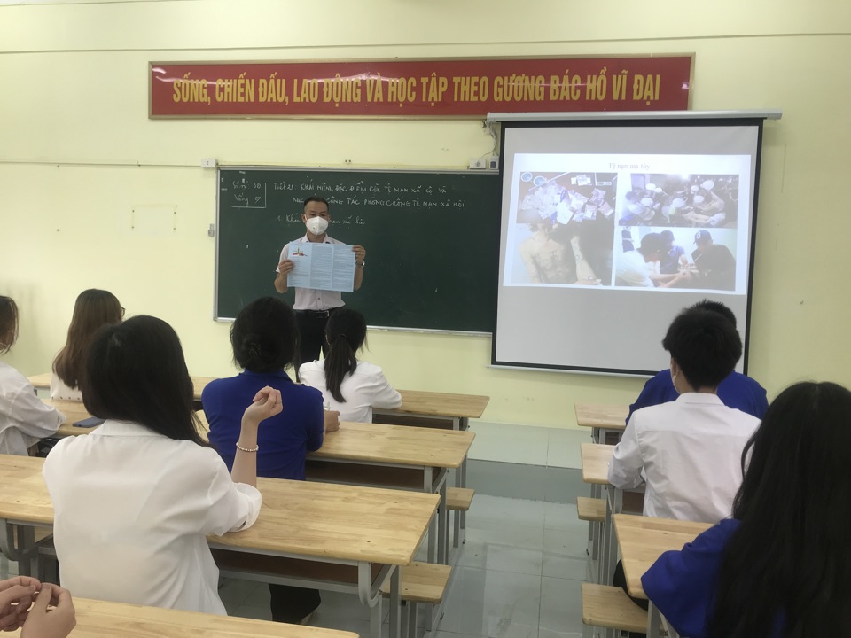 Thầy giáo Nguyễn Minh Ngọc công tác tại trường Trung cấp Kinh tế - Tài chính Hà Nội giảng bài phòng chống tệ nạn xã hội và lưu ý học trò tránh xa các loại ma túy