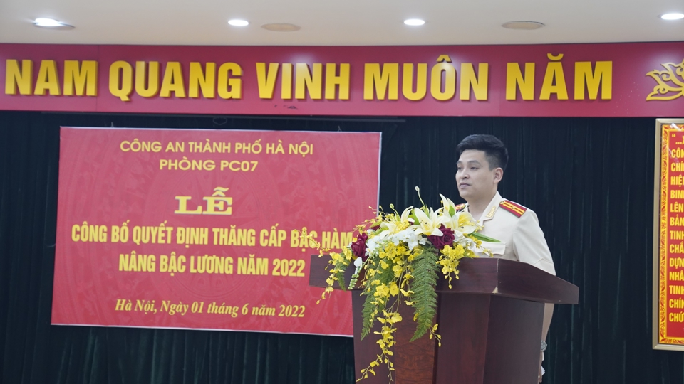 Thiếu t&aacute; Nguyễn Đăng Ngọc &ndash; C&aacute;n bộ Đội Tham mưu thay mặt CBCS được thăng cấp bậc h&agrave;m, n&acirc;ng bậc lương năm 2022 ph&aacute;t biểu tại buổi lễ.