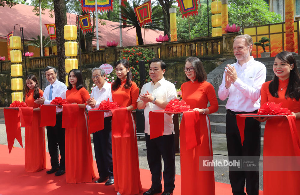 S&aacute;ng 1/6, Trung t&acirc;m Bảo tồn Di sản Thăng Long - H&agrave; Nội tổ chức chương tr&igrave;nh "Tết Đoan Ngọ xưa v&agrave; nay". Trong đ&oacute; điểm nhấn l&agrave; t&aacute;i hiện kh&ocirc;ng gian nghi lễ ban quạt trong cung đ&igrave;nh ng&agrave;y Tết Đoan Ngọ. (Trong ảnh, Ph&oacute; Chủ tịch UBND TP H&agrave; Nội Chử Xu&acirc;n Dũng c&ugrave;ng c&aacute;c nh&agrave; khoa học v&agrave; c&aacute;c đại biểu cắt băng khai mạc chương tr&igrave;nh).