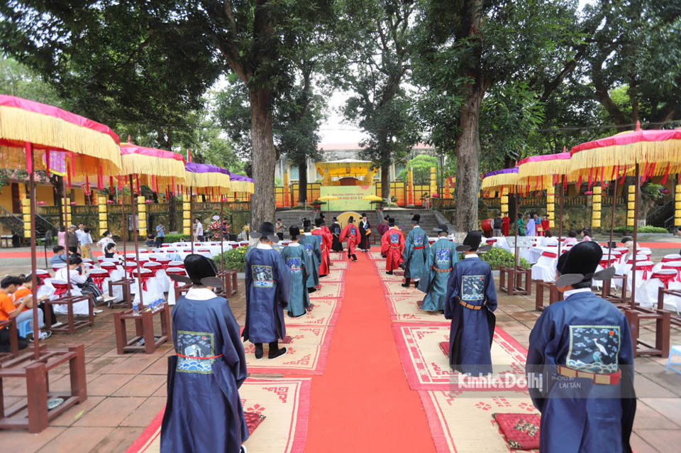 Lần đầu ti&ecirc;n Trung t&acirc;m Bảo tồn Di sản Thăng Long - H&agrave; Nội t&aacute;i hiện kh&ocirc;ng gian nghi lễ ban quạt trong cung đ&igrave;nh ng&agrave;y Tết Đoan Ngọ. C&aacute;c th&agrave;nh vi&ecirc;n Hội Di sản Văn h&oacute;a Thăng Long-H&agrave; Nội v&agrave; C&ocirc;ng ty Cổ phần Ỷ V&acirc;n Hi&ecirc;n đ&atilde; tham gia thực h&agrave;nh nghi lễ ban quạt. Những người tham gia đều vận trang phục cung đ&igrave;nh xưa, được thực h&agrave;nh c&aacute;c nghi thức v&agrave; được đ&oacute;n nhận quạt do vua ban. Nghi lễ diễn ra trong sự trang trọng, để lại nhiều cảm x&uacute;c v&agrave; ấn tượng cho người xem. &nbsp;