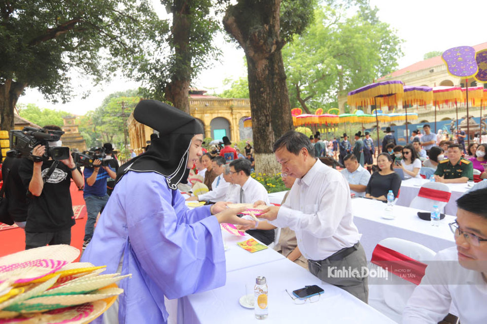 Dự lễ khai mạc chương tr&igrave;nh, &ocirc;ng Christian Manhart, Trưởng Đại diện UNESCO tại Việt Nam đ&aacute;nh gi&aacute; cao s&aacute;ng kiến tổ chức hoạt động Tết Đoan Ngọ tại Di t&iacute;ch Ho&agrave;ng th&agrave;nh Thăng Long bởi đ&acirc;y l&agrave; một trong những ng&agrave;y lễ quan trọng của người Việt, mang n&eacute;t đẹp văn h&oacute;a truyền thống của d&acirc;n tộc Việt Nam.