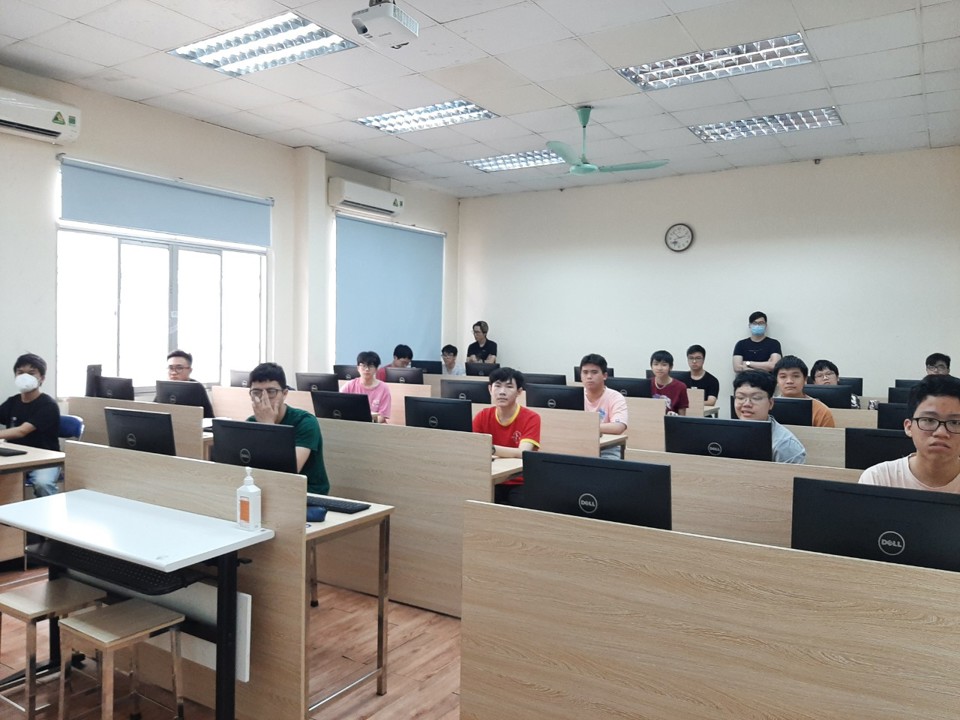 Đội tuyển Việt Nam thi trực tuyến tại trường ĐH Công nghệ, ĐH Quốc gia Hà Nội