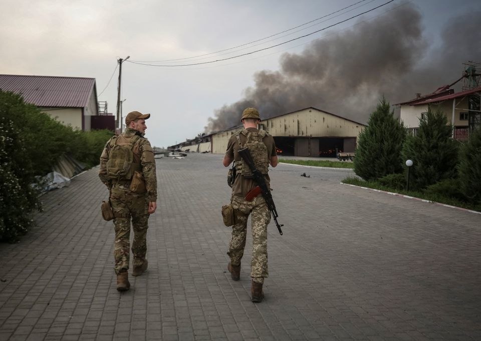 Qu&acirc;n nh&acirc;n Ukraine tại chiến trường ở v&ugrave;ng Donetsk, Ukraine ng&agrave;y 31/5/2022. Ảnh: Reuters