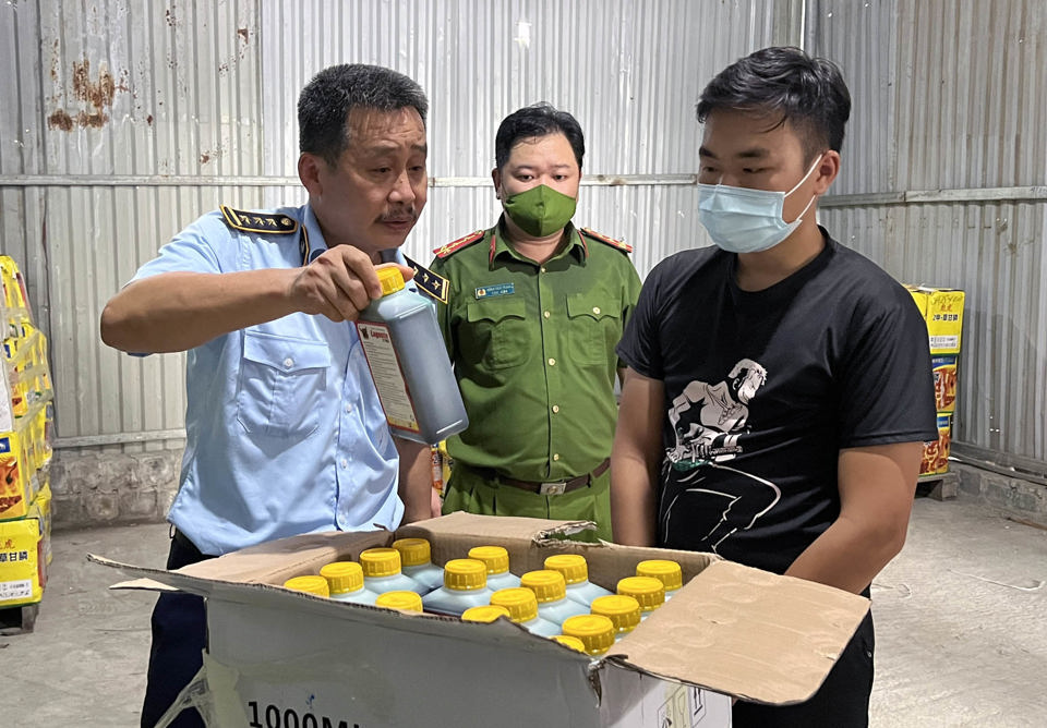 QLTT H&agrave; Nội kiểm tra kho thuốc bảo vệ thực vật tại ng&otilde; 785 đường Nguyễn Kho&aacute;i (quận Ho&agrave;ng Mai)
