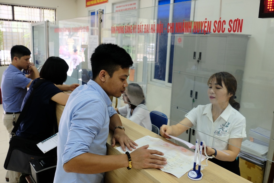 Người dân giải quyết thủ tục hành chính tại Bộ phận một cửa UBND huyện Sóc Sơn, Hà Nội. Ảnh: Phạm Hùng