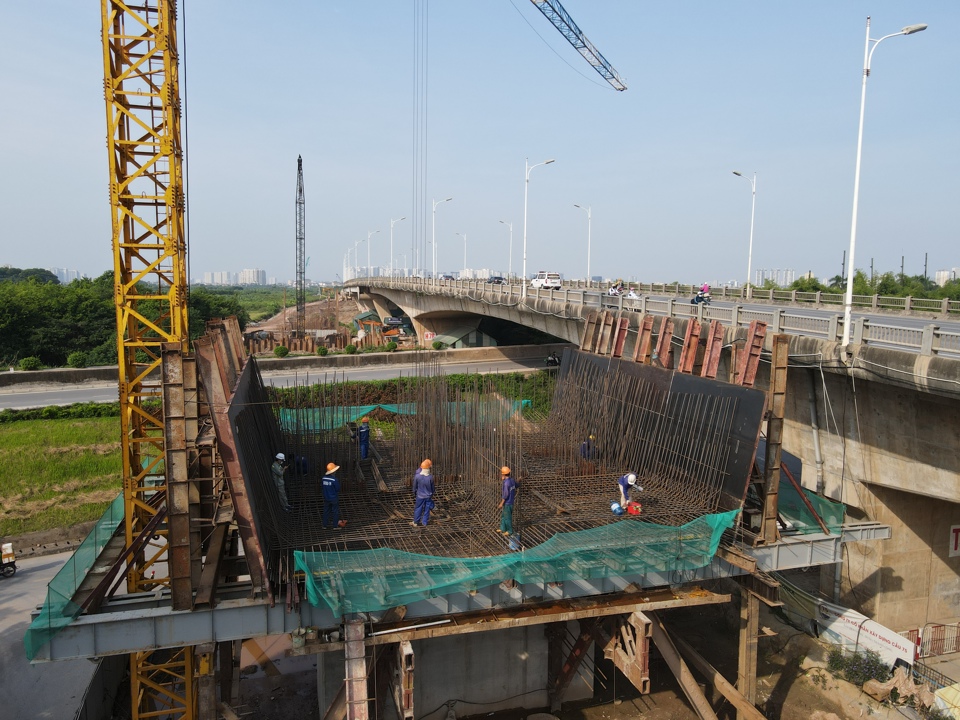 Thi công Dự án xây dựng cầu Vĩnh Tuy giai đoạn 2. Ảnh: Phạm Hùng