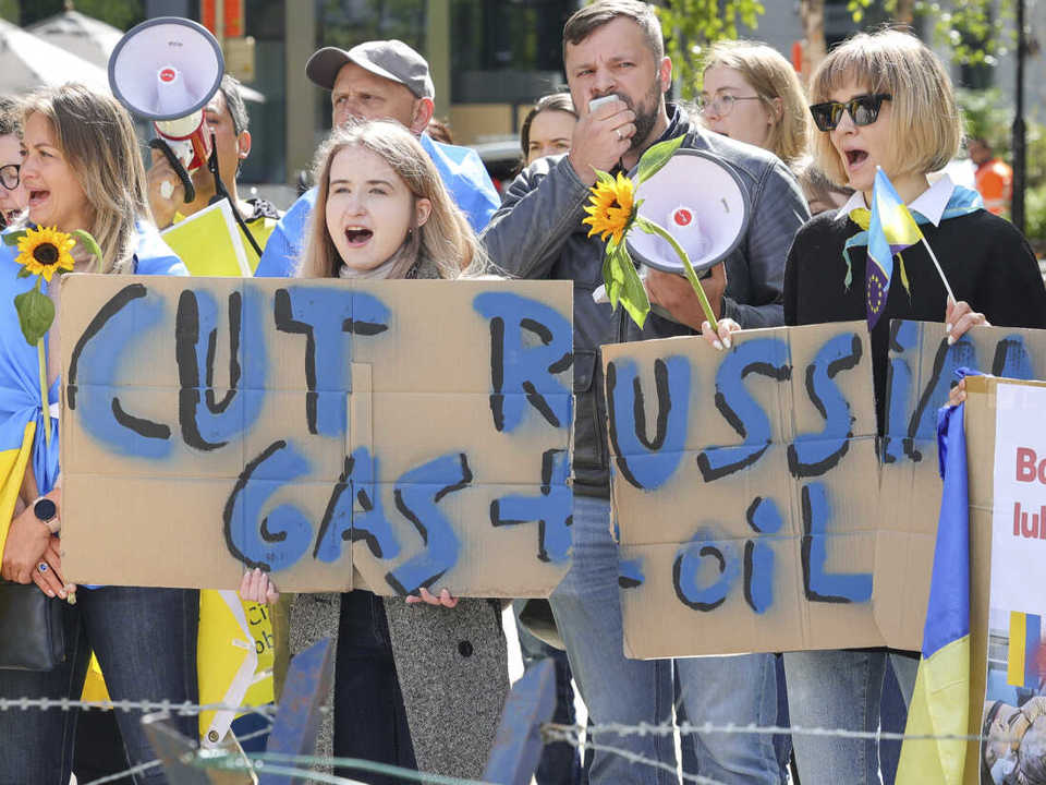 Một nhóm người ủng hộ lệnh cấm vận đối với dầu củaNga tập trung trướcTòa nhà Quốc hội Liên minh châu Âu tại Brussels. Ảnh: AP