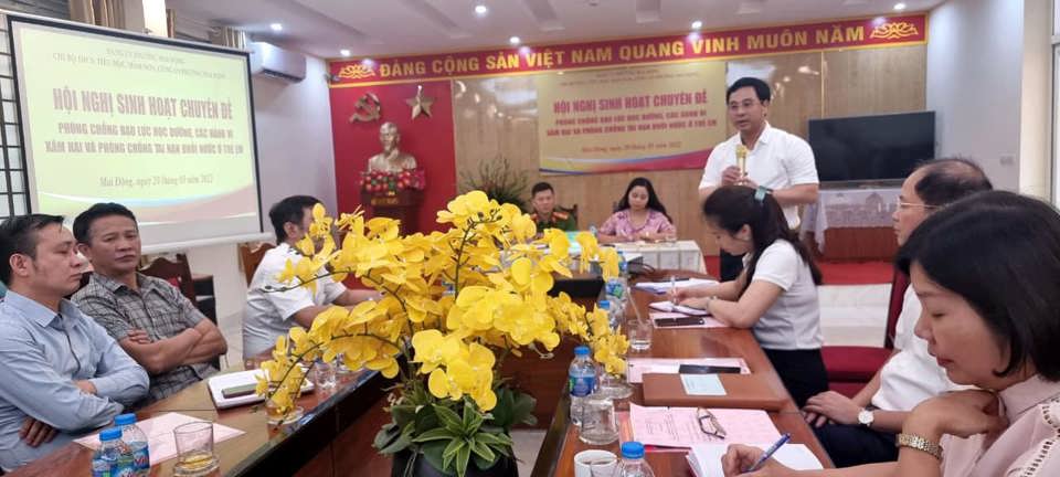 Ph&oacute; B&iacute; thư Quận ủy, Chủ tịch UBND quận&nbsp;Nguyễn Minh T&acirc;m đi kiểm tra một buổi sinh hoạt chuy&ecirc;n đề tại phường Mai Động. Ảnh HM