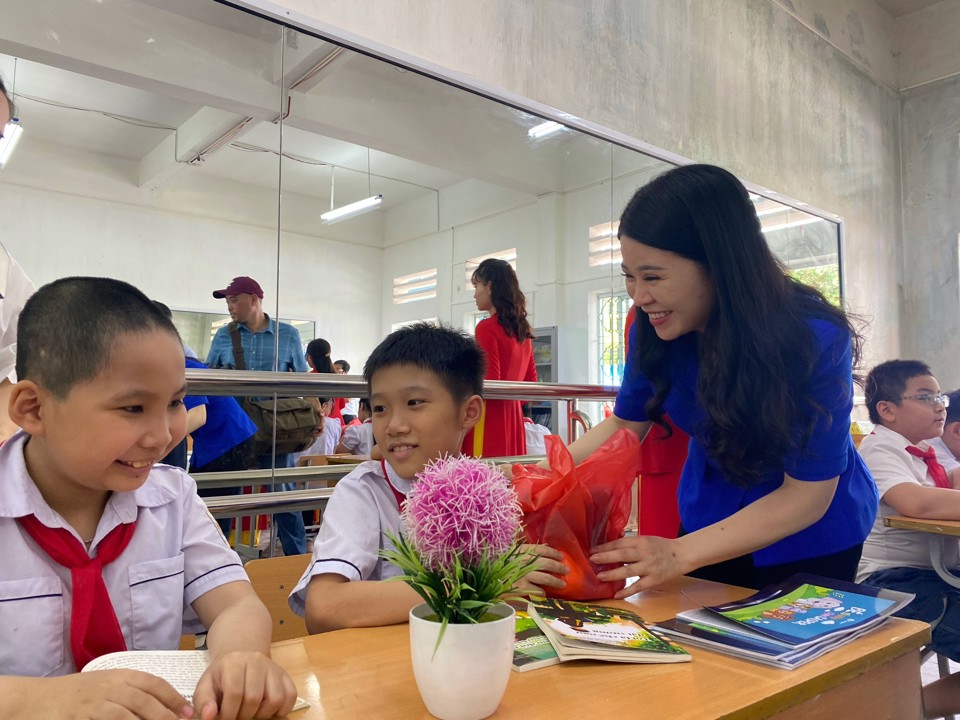 B&iacute; thư Th&agrave;nh Đo&agrave;n H&agrave; Nội Chu Hồng Minh tặng qu&agrave; cho c&aacute;c em thiếu nhi tại chương tr&igrave;nh. Ảnh: Minh Đức&nbsp;