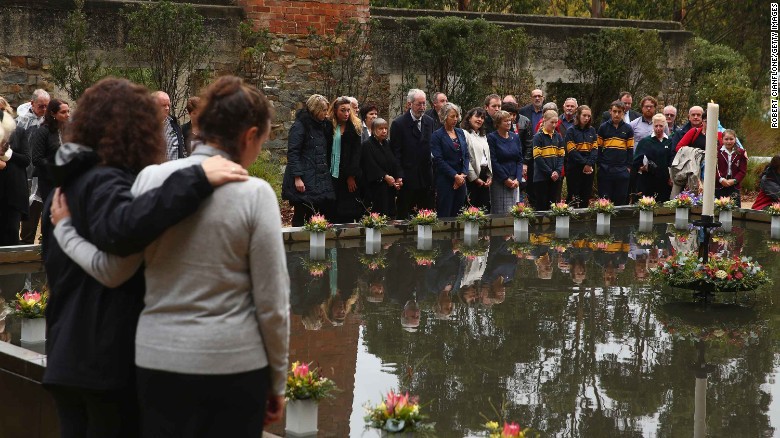 Các thành viên trong gia đình và cộng đồng đã đặt 35 bông hoa tưởng niệm các nạn nhân ở Port Arthur (bang Tasmania, Australia) trong lễ tưởng niệm 20 năm vào năm 2016.