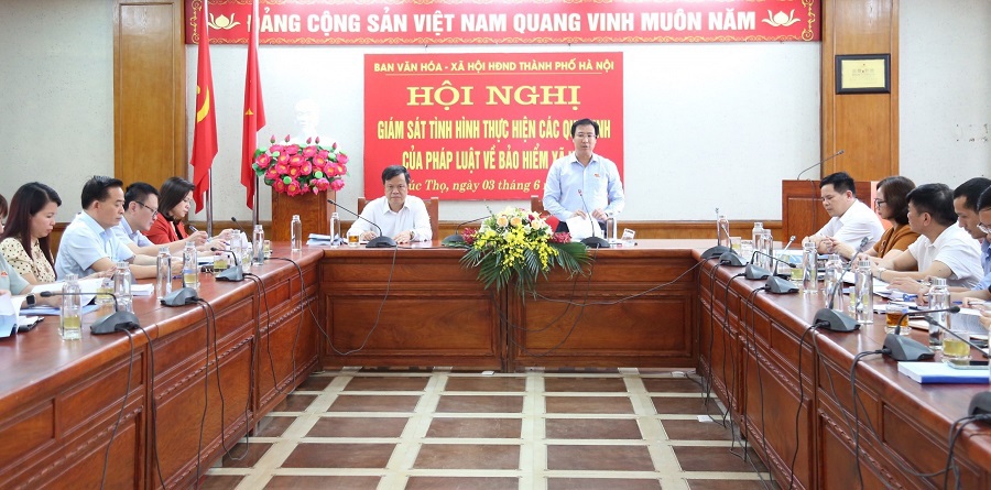 Trưởng Ban Văn h&oacute;a - X&atilde; hội HĐND TP H&agrave; Nội Nguyễn Thanh B&igrave;nh chủ tr&igrave; cuộc gi&aacute;m s&aacute;t việc thực hiện c&aacute;c quy định ph&aacute;p luật về BHXH tại huyện Ph&uacute;c Thọ