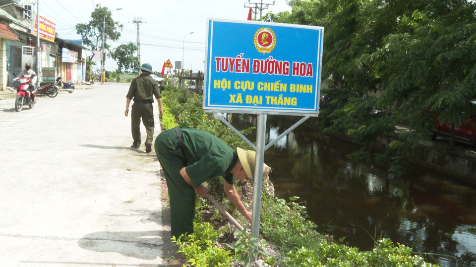 Người d&acirc;n x&atilde; Đại Thắng tham gia chăm s&oacute;c c&acirc;y hoa tr&ecirc;n đường giao th&ocirc;ng li&ecirc;n x&atilde;