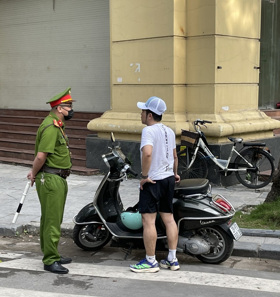 C&ocirc;ng an phường H&agrave;ng Trống tuy&ecirc;n truyền, hướng dẫn c&aacute;c trường hợp xe m&aacute;y kh&ocirc;ng đi v&agrave;o trong tuyến phố đi bộ