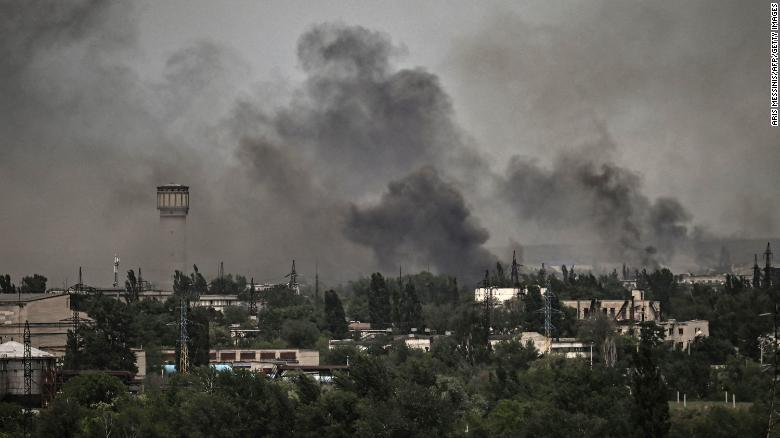 Kh&oacute;i bốc l&ecirc;n sau giao tranh tại khu vực Severodonetsk, Ukraine. Ảnh: AFP