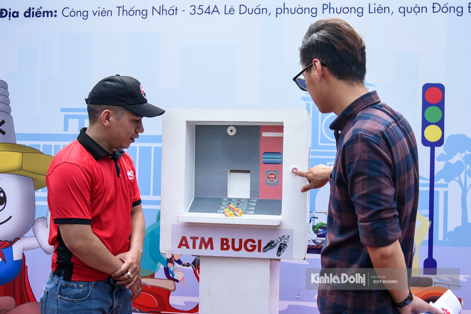 Trong sự kiện, C&ocirc;ng ty đ&atilde; ra mắt ATM bugi lưu động đầu ti&ecirc;n tại Việt Nam, cung cấp bugi miễn ph&iacute; v&agrave; hướng dẫn cho c&aacute;c nh&oacute;m cứu hộ xe m&aacute;y thiện nguyện ở nhiều quận, huyện trong TP H&agrave; Nội.