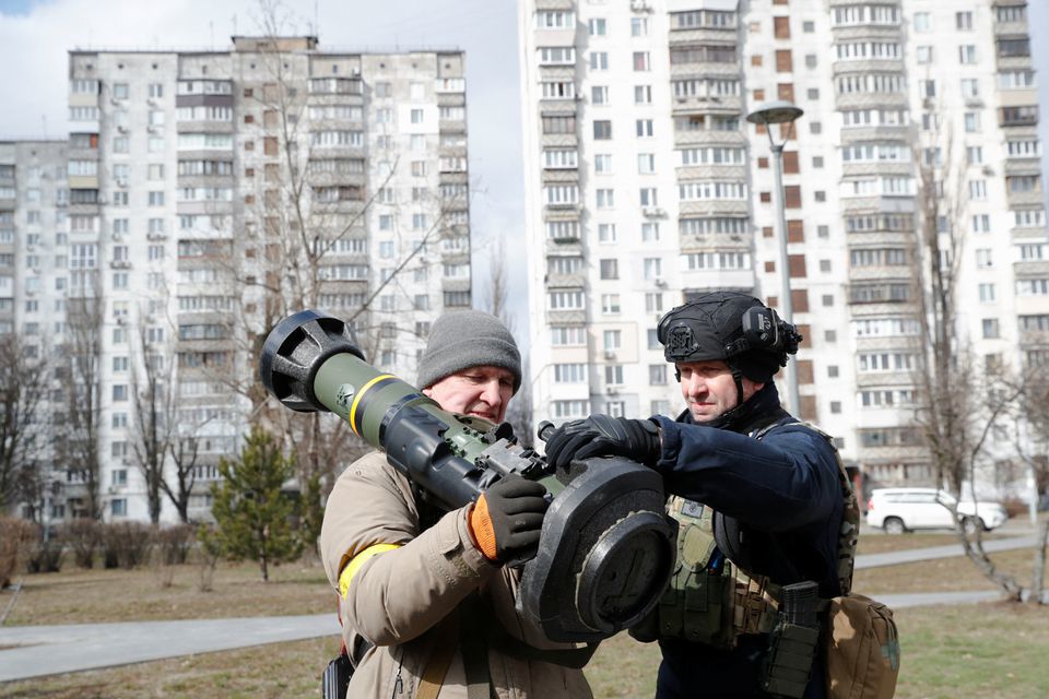 Binh sĩ&nbsp; thuộc Lực lượng Ph&ograve;ng vệ L&atilde;nh thổ&nbsp; Ukraine đang được hướng dẫn c&aacute;ch vận h&agrave;nh&nbsp; hệ thống&nbsp; hống tăng NLAW . Ảnh: Reuters