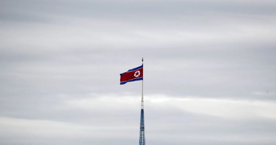 Một l&aacute; cờ Triều Ti&ecirc;n bay phấp phới tr&ecirc;n đỉnh th&aacute;p cao 160m ở l&agrave;ng tuy&ecirc;n truyền Gijungdong của Triều Ti&ecirc;n. Ảnh: Reuters
