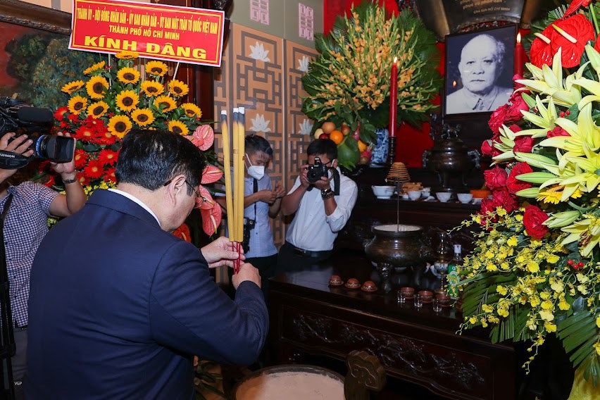 Thủ tướng Phạm Minh Ch&iacute;nh d&acirc;ng hương tưởng nhớ Chủ tịch T&ocirc;n Đức Thắng - Ảnh: VGP/Nhật Bắc