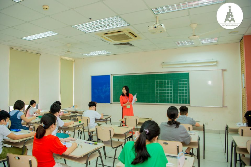 Học sinh thi lớp 6 trường Marie Curie thực hiện 2 bài thi môn Toán và Tiếng Anh