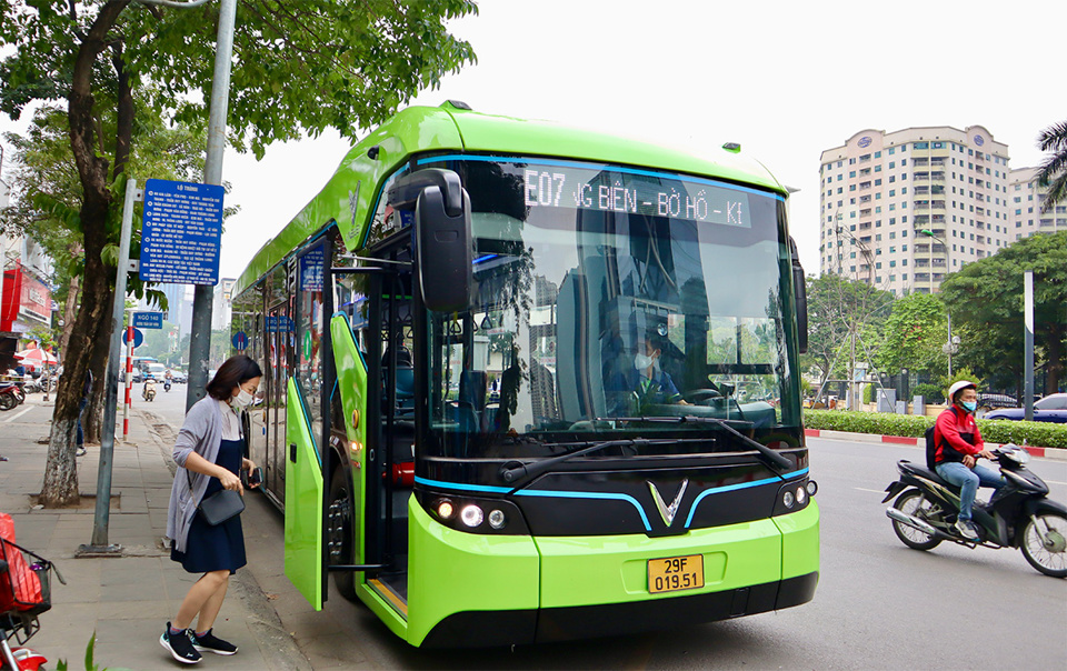 Người dân đi buýt điện VinBus tại Hà Nội. Ảnh: Yên Du