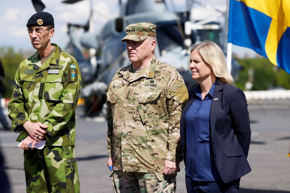Tướng Mỹ Mark Milley (giữa) trong chuyến thăm Thụy Điển. Ảnh: Reuters