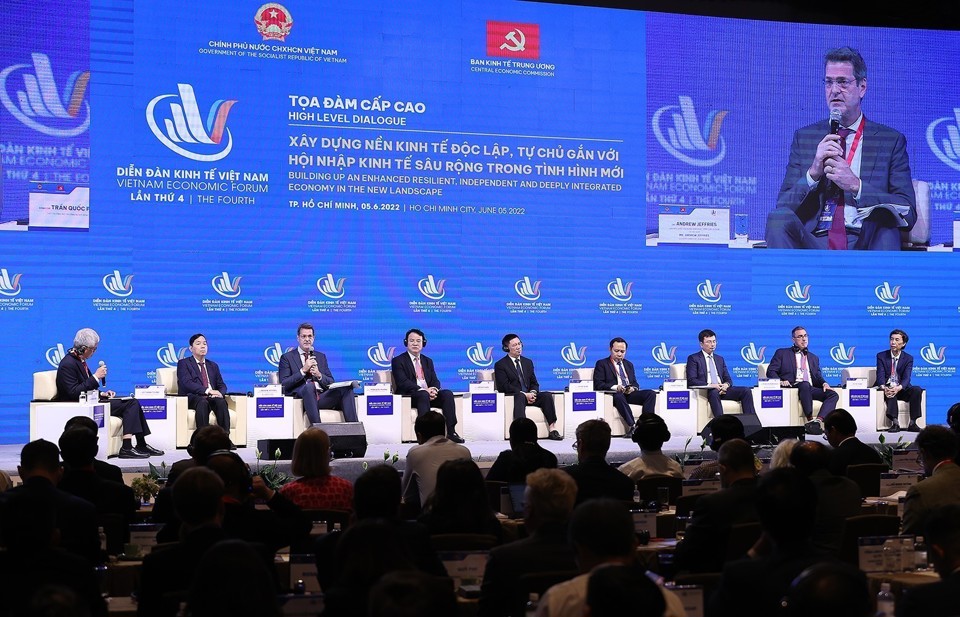 Phiên tọa đàm cấp cao tại Diễn đàn Kinh tế Việt Nam lần thứ tư - năm 2022. Ảnh: Dương Giang