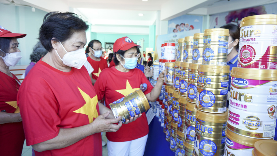 Người cao tuổi t&igrave;m hiểu c&aacute;c sản phẩm sữa của Vinamilk.