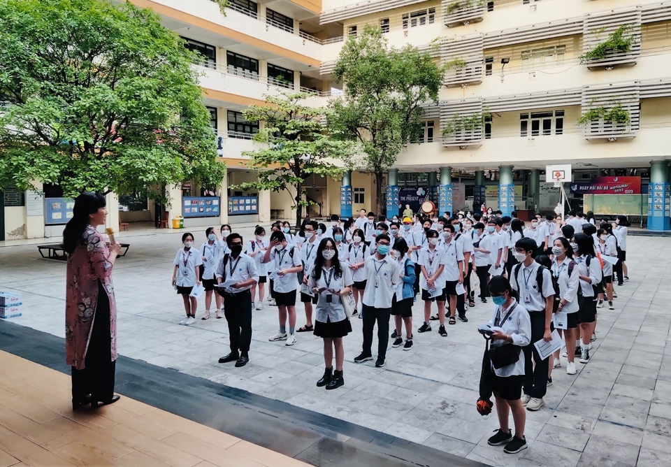Hiệu trưởng trường THCS &THPT Nguyễn Tất Thành gặp gỡ 120 tình nguyện viên tham gia hỗ trợ kỳ thi đánh giá năng lực vào lớp 6
