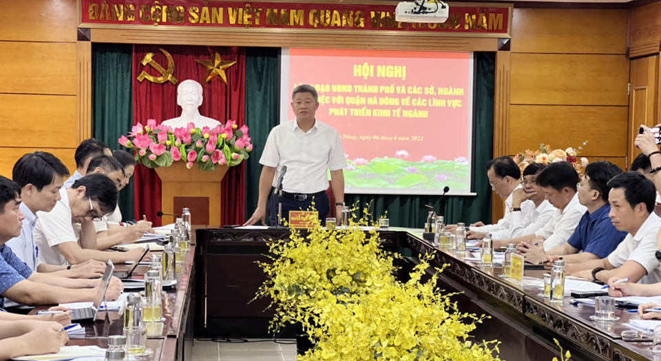 Ph&oacute; Chủ tịch UBND TP H&agrave; Nội Nguyễn Mạnh Quyền tại buổi l&agrave;m việc với UBND quận H&agrave; Đ&ocirc;ng