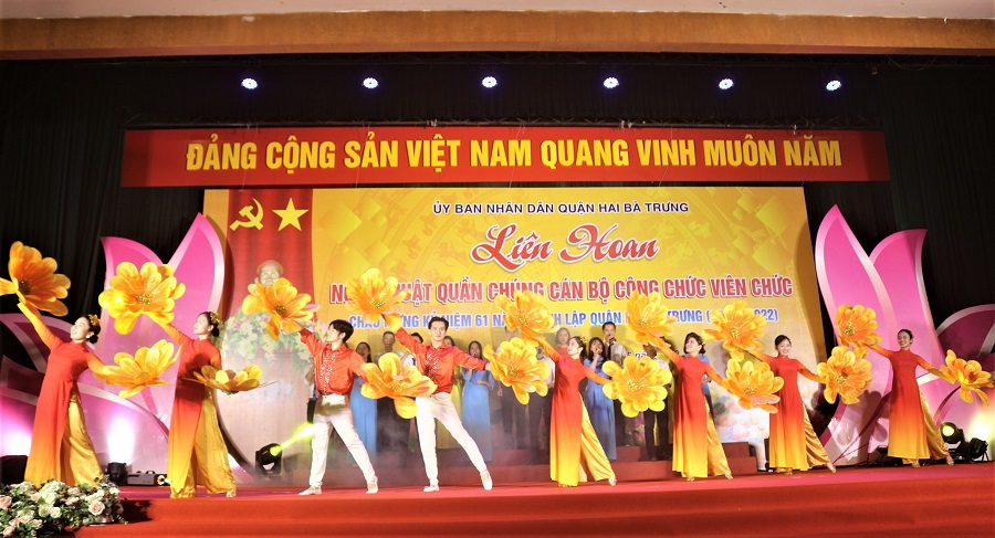 C&aacute;n bộ, c&ocirc;ng chức phường Nguyễn Du với tiết mục ''Vinh quang Việt Nam''