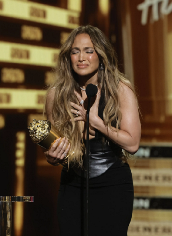 Jennifer Lopez đ&atilde; bật kh&oacute;c trước những lời cổ vũ v&agrave; tiếng h&ograve; vang của kh&aacute;n giả tại Lễ trao giải MTV Movie &amp; TV Awards 2022.&nbsp;Ảnh : Gettyimages