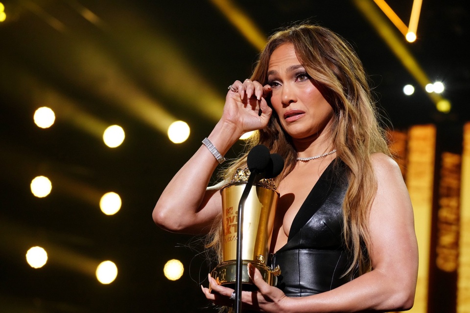 Nữ ca sĩ/diễn vi&ecirc;n Jennifer Lopez&nbsp; cảm ơn những người cho c&ocirc; niềm vui v&agrave; cả những người l&agrave;m tan vỡ tr&aacute;i tim c&ocirc; tại&nbsp;Lễ trao giải MTV Movie &amp; TV Awards 2022.