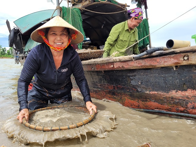 B&agrave; L&ecirc; Thị T&acirc;n ở x&atilde; Trường Sơn cho biết: C&ocirc;ng việc l&agrave;m hến tuy vất vả, nặng nhọc nhưng niềm vui l&agrave; l&agrave;ng nghề truyền thống được duy tr&igrave;, ph&aacute;t triển, ổn định sinh kế cho Nh&acirc;n d&acirc;n.