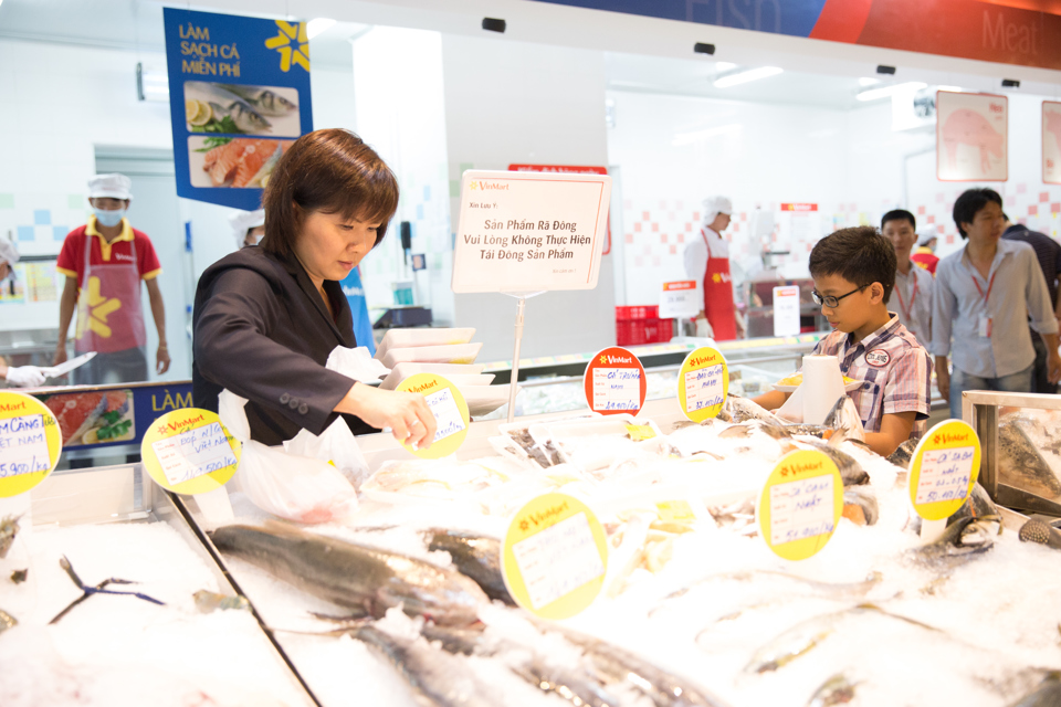Người tiêu dùng chọn mua cá tại một siêu thị trên địa bàn Hà Nội. Ảnh: Công Hùng