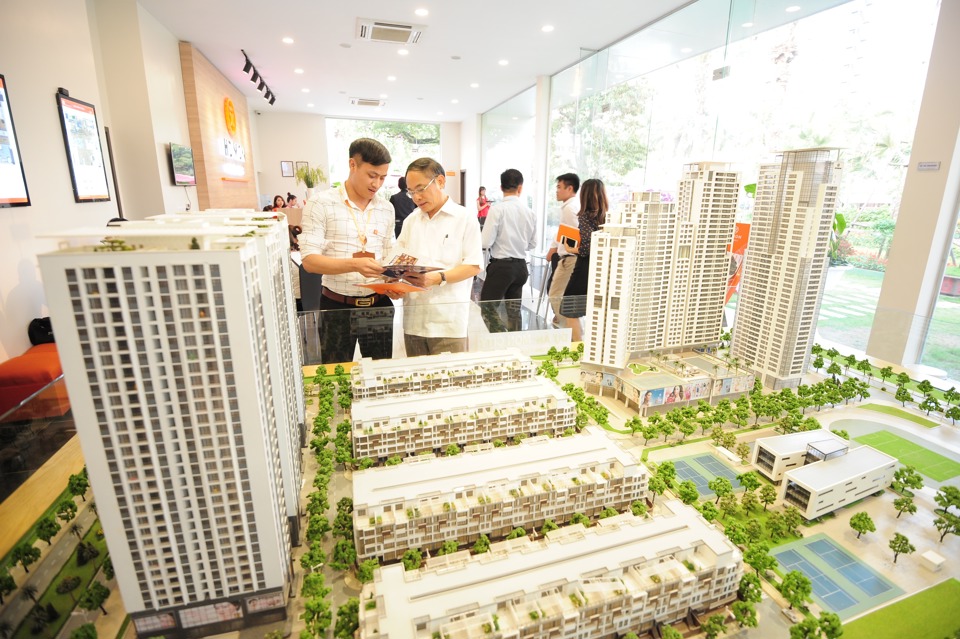 Nhà đầu tư tham khảo thông tin một dự án bất động sản ở Hà Nội. Ảnh: Công Hùng