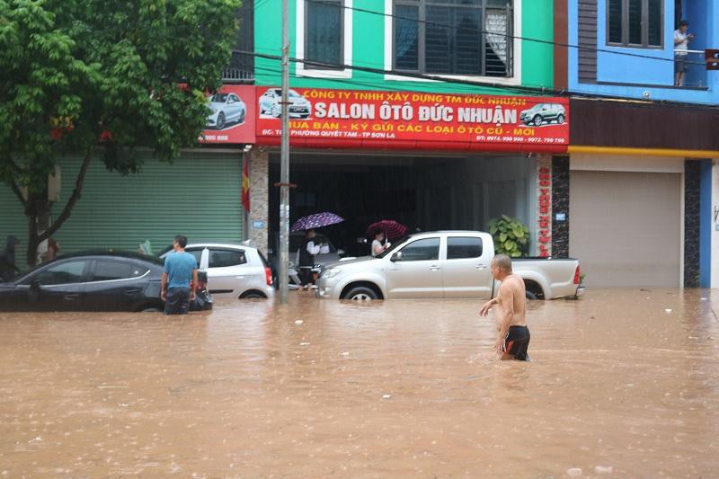Mưa lớn nhiều tuyến đường tại TP Sơn La bị ngập s&acirc;u trong nước. Ảnh: Baophapluat.vn.