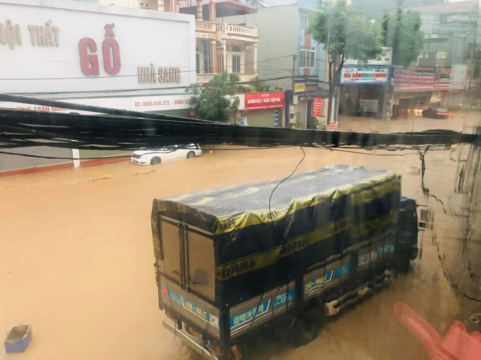 Hiện một số tuyến đường ở TP Sơn La đang ngập nặng, mưa vẫn đang nặng hạt.