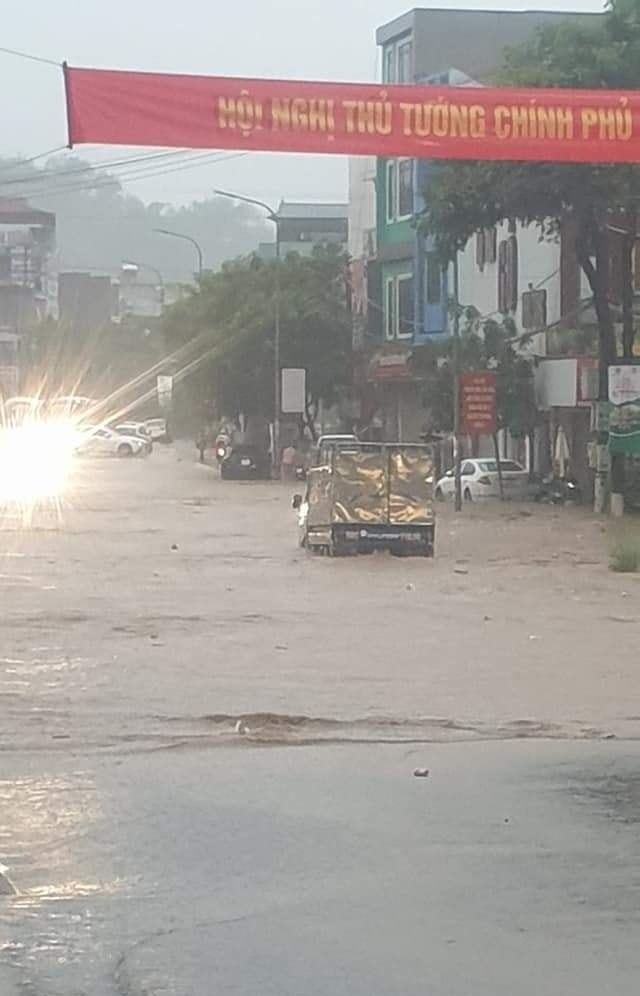 Đặc biệt, tại TP Sơn La, h&ocirc;m nay l&agrave; ng&agrave;y thi thứ 2 diễn ra&nbsp;kỳ thi tuyển sinh v&agrave;o lớp 10 trường THPT Chuy&ecirc;n Sơn La, do mưa lớn, ngập s&acirc;u, phụ huynh v&agrave; học sinh kh&ocirc;ng lưu th&ocirc;ng đến trường được, n&ecirc;n&nbsp;buổi thi s&aacute;ng nay, ng&agrave;y 7/6, đ&atilde; l&ugrave;i thời gian l&agrave;m b&agrave;i lại 1 tiếng, c&aacute;c th&iacute; sinh sẽ bắt đầu v&agrave;o thi từ 9 giờ s&aacute;ng. Ảnh: FB Tin tức Sơn La