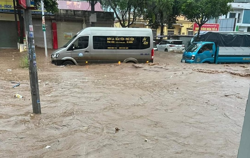 C&aacute;c phương tiện giao th&ocirc;ng chật vật để di chuyển, xe chết m&aacute;y h&agrave;ng loạt, nhiều người d&acirc;n phải dắt bộ.&nbsp;Đặc biệt, do tắc đường c&aacute;c phương tiện di chuyển sang c&aacute;c tuyến đường kh&aacute;c như đường Chiềng Ngần, đường ng&otilde; sau Vườn đ&agrave;o khiến c&aacute;c tuyến đường n&agrave;y cũng &ugrave;n tắc. Ảnh: FB Tin tức Sơn La.