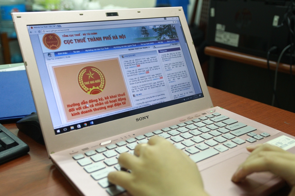 Thông báo hướng dẫn người dân, doanh nghiệp kê khai thuế thương mại điện tử trên trang web Cục Thuế Hà Nội. Ảnh: Phạm Hùng