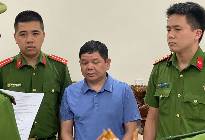 L&ograve; Văn Chiến (giữa), Trưởng Khoa Dược Bệnh viện Đa khoa tỉnh Sơn La bị bắt giữ.
