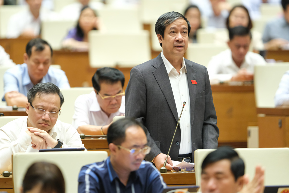 Bộ trưởng Bộ GD&amp;ĐT Nguyễn Kim Sơn trả lời tại phi&ecirc;n chất vấn. Ảnh: Quochoi.vn
