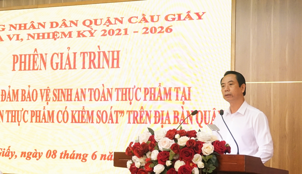 Chủ tịch HĐND quận Cầu Giấy Nguyễn Văn Chiến ph&aacute;t biểu tại phi&ecirc;n giải tr&igrave;nh.