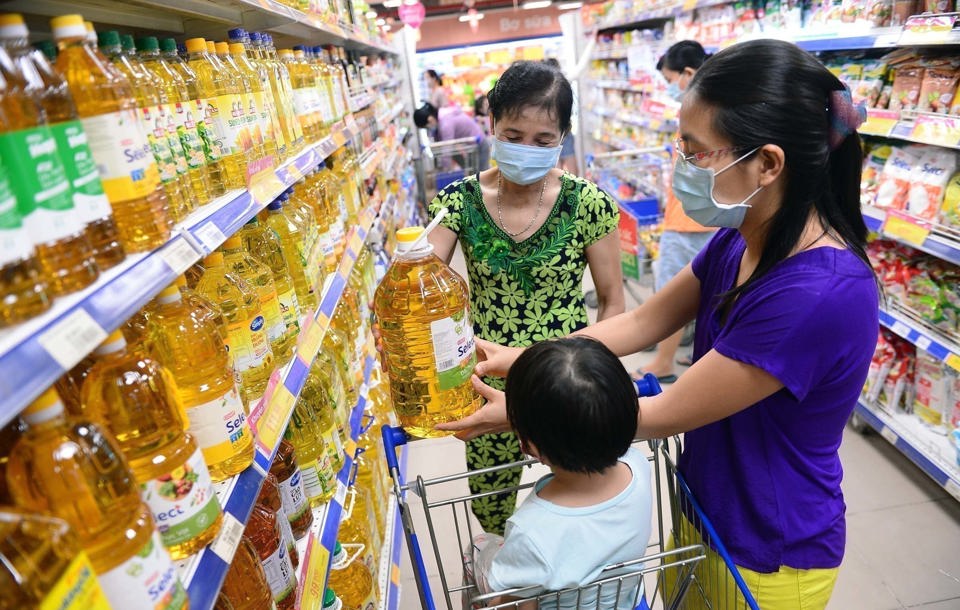 Người tiêu dùng mua dầu ăn tại siêu thị Co.op Mart