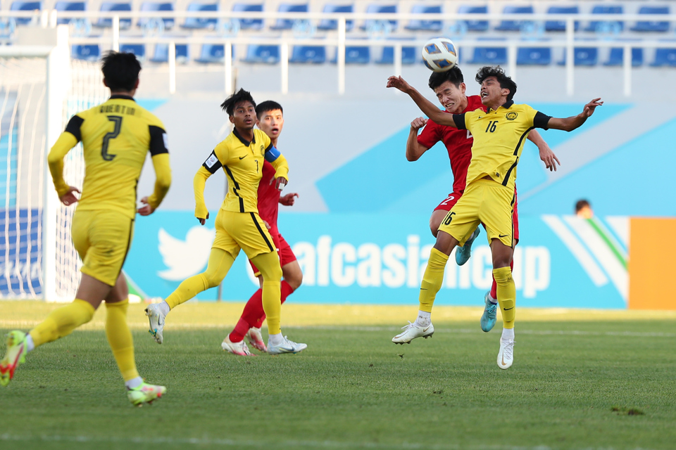 U23 Việt Nam thi đấu &aacute;p đảo trước U23 Malaysia. Ảnh: AFC