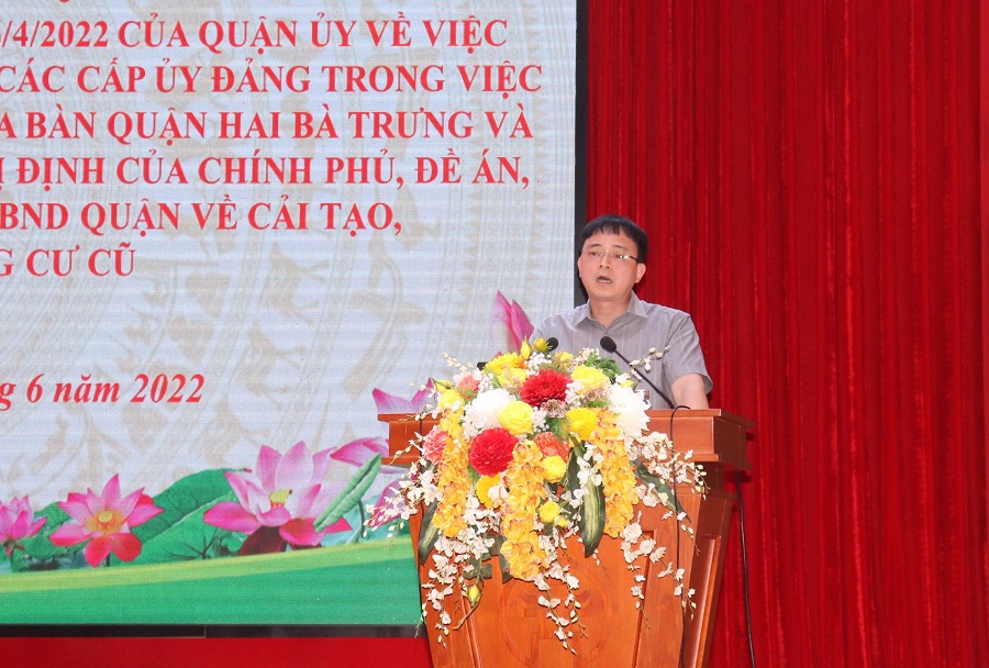 Ph&oacute; B&iacute; thư Quận ủy, Chủ tịch UBND quận Hai B&agrave; Trưng Nguyễn Quang Trung ph&aacute;t biểu tại Hội nghị