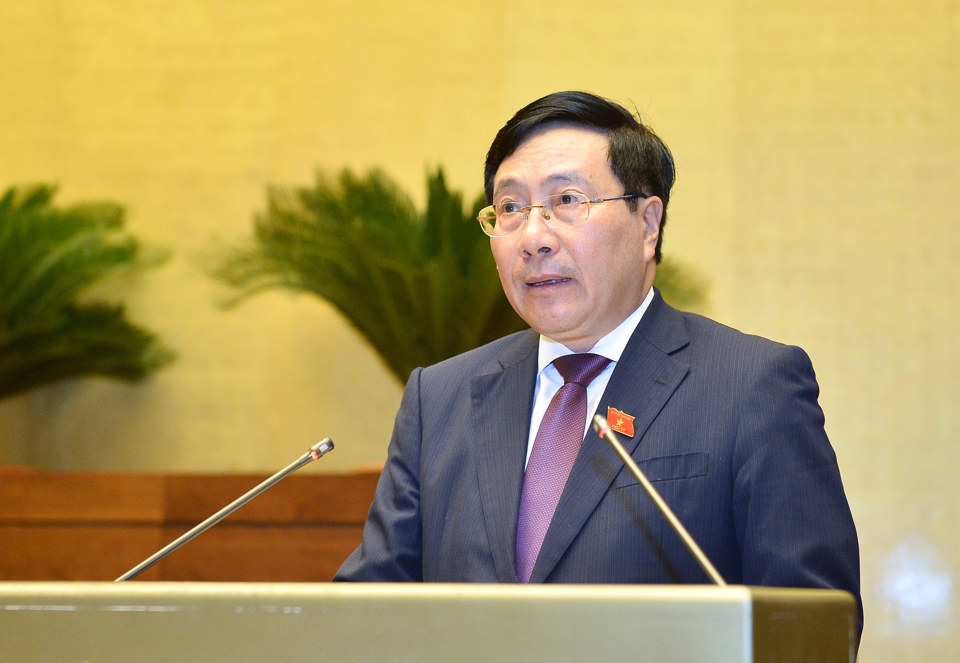Phó Thủ tướng Thường trực Chính phủ Phạm Bình Minh làm rõ một số vấn đề và trả lời chất vấn của các đại biểu. Ảnh: Duy Linh